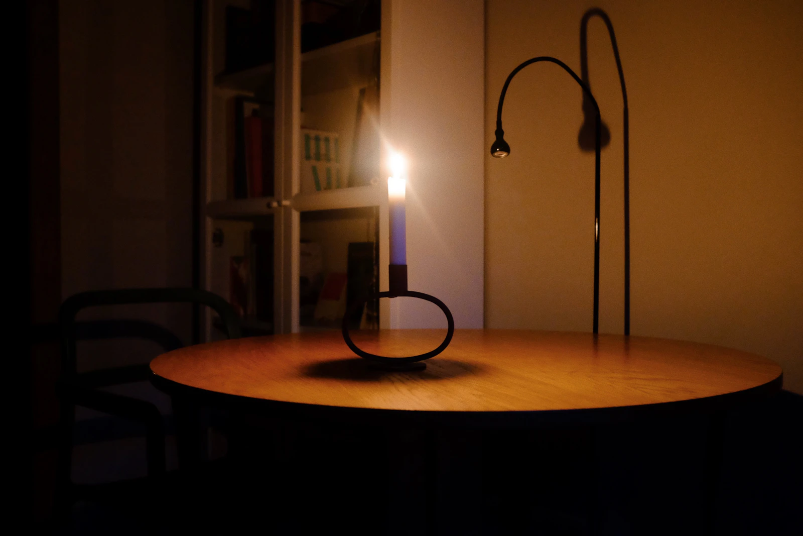 停電した部屋でろうそくを灯したテーブル(イメージ)